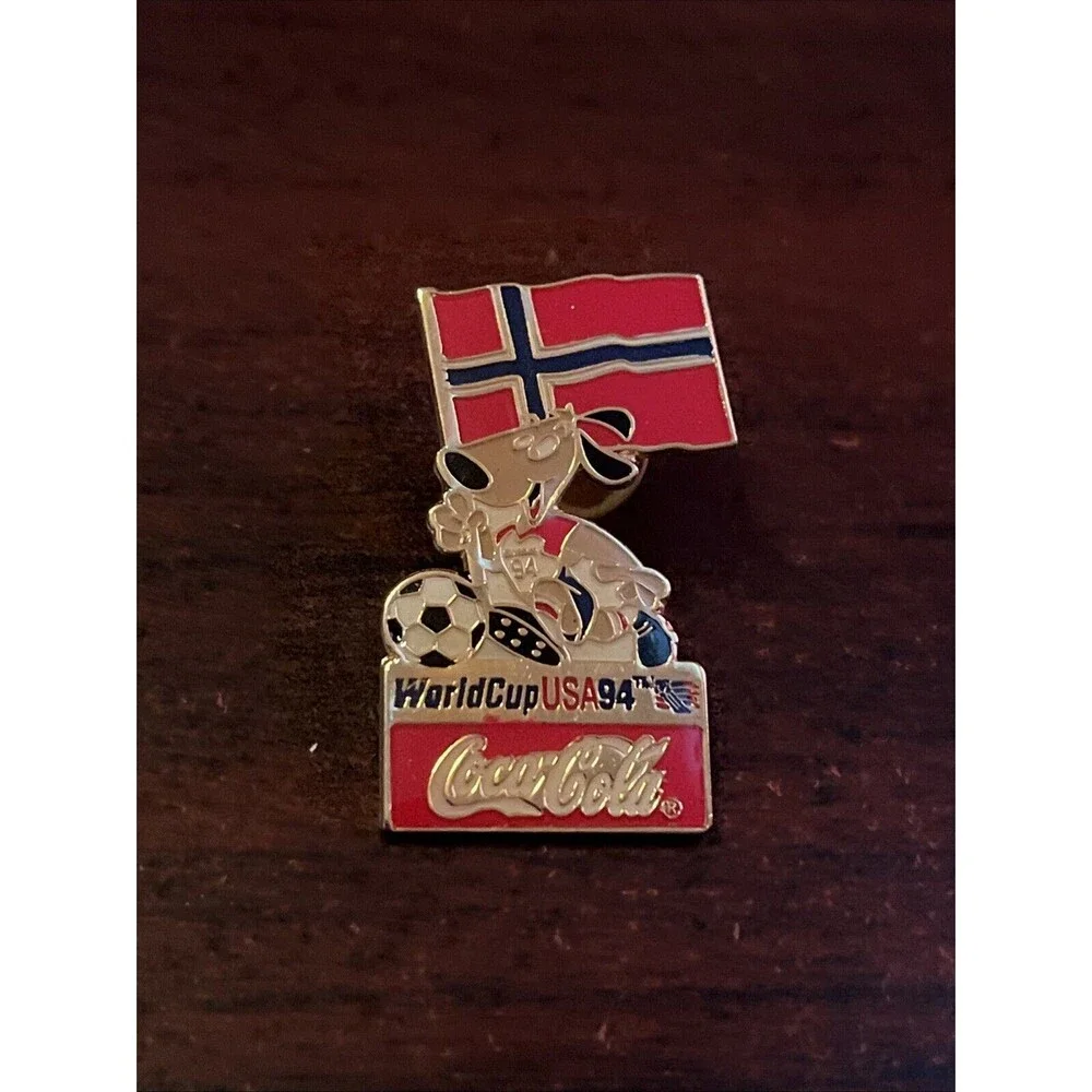 1994 USA World Cup Coca-Cola Stryker Dog Mascot Norway Flag‎ Lapel Hat Pin